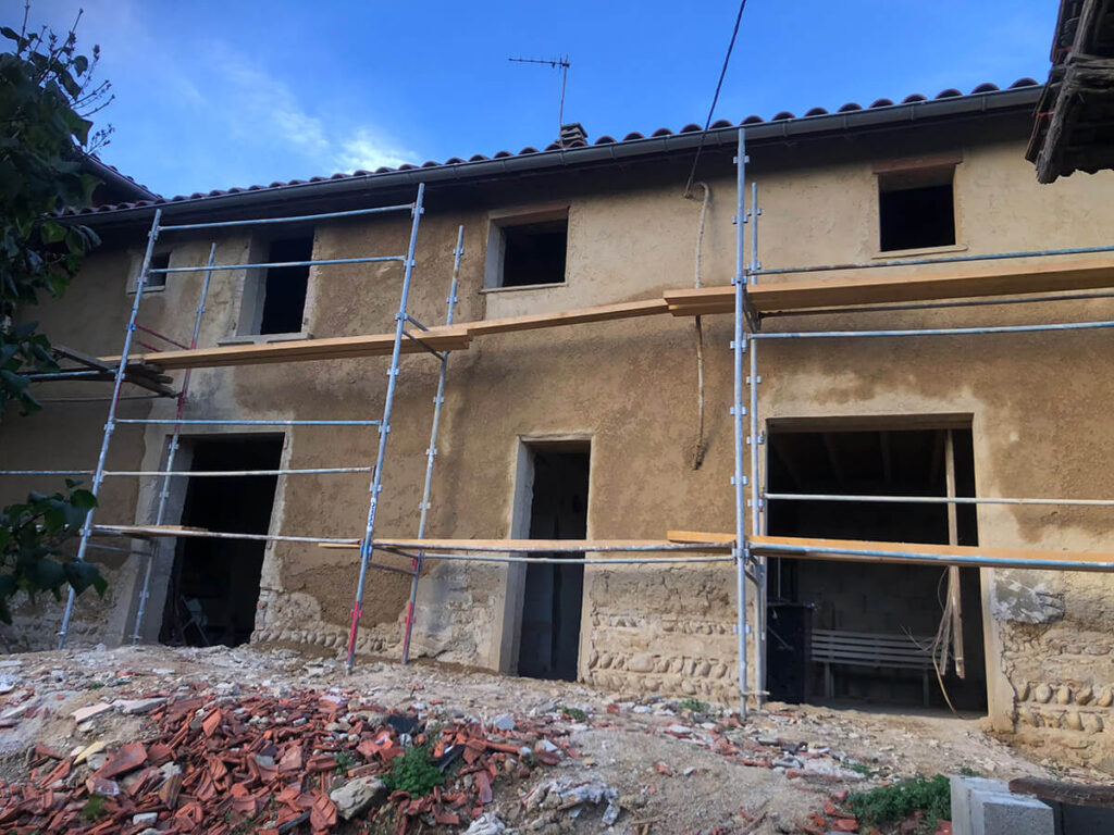 Accompagnement des travaux sur une maison en pisé par Renovaterre dans la Drôme, l'Isère, le Rhône, la Loire et l'Ardèche
